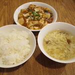 中国小麦粉料理専門店恵泉 - 限定ランチ：麻婆豆腐とご飯、本日のスープ