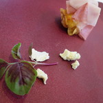 プレゼンテ スギ - インカのめざめのポテトチップと焼きニョッキ、生ハム、オリーブオイルパウダー