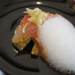 プレゼンテ スギ - 5日寝かせた金目鯛、茄子、レモンの泡、茗荷、山ワサビ