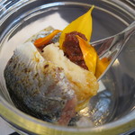 プレゼンテ スギ - 秋刀魚、白インゲン豆のピュレ、ドライトマトソース