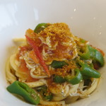 プレゼンテ スギ - 匝瑳市産小麦粉のタリオリーニ　トマト　万願寺とうがらし　ボッタルガ