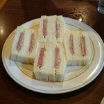 銀座ブラジル 浅草支店 - コンビーフサンド。コンビーフの塩気がちょうどよく、ほんのり辛子マヨがいい仕事