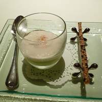 モノリス - カニとアボカドのムース、胡麻のスティックパイ