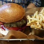 J.S. BURGERS CAFE - ヒッコリースモークバーガー　レギュラーサイズ　1380円。スモークチーズとベーコンかトッピングされています。