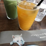 ゴチィ カフェ - フレッシュオレンジジュースと抹茶オレと可愛い本