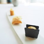 アジュール フォーティーファイブ - ランチコース 11178円 の穴子とフォアグラのテリーヌ 炭のビスケットサンド