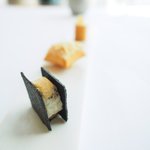 アジュール フォーティーファイブ - ランチコース 11178円 の穴子とフォアグラのテリーヌ 炭のビスケットサンド