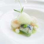 アジュール フォーティーファイブ - ランチコース 11178円 の生のフレッシュな平貝 キャビア スナップエンドウのエキスの泡