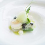 アジュール フォーティーファイブ - ランチコース 11178円 の生のフレッシュな平貝 キャビア スナップエンドウのエキスの泡
