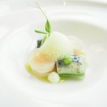 アジュール フォーティーファイブ - ランチコース 11178円 の生のフレッシュな平貝 キャビア スナップエンドウのエキスの泡