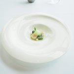 アジュール フォーティーファイブ - ランチコース 11178円 の生のフレッシュな平貝 キャビア スナップエンドウのエキスの泡