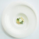 アジュール フォーティーファイブ - ランチコース 11178円 の生のフレッシュな平貝 キャビア スナップエンドウのエキスの泡