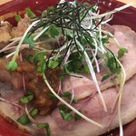 Hanareno Mikajinoba - 3種の肉と300gのご飯で、このボリューム( ◠‿◠ )