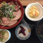 Hanareno Mikajinoba - しじみ汁、温玉、マカロニポテトサラダ、漬物まで付いていた