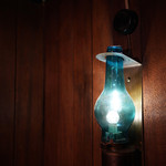 DEN - 壁の照明がおしゃれ。