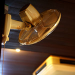 DEN - 味のある壁の扇風機。