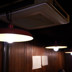 DEN - 天井の照明はやや弱め。