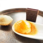 アジュール フォーティーファイブ - ランチコース 11178円 のオレンジのムース、ほうじ茶、スパイスチョコレート