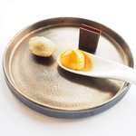 アジュール フォーティーファイブ - ランチコース 11178円 のオレンジのムース、ほうじ茶、スパイスチョコレート