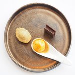 アジュール フォーティーファイブ - ランチコース 11178円 のオレンジのムース、ほうじ茶、スパイスチョコレート