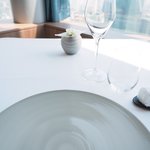 アジュール フォーティーファイブ - 店内のテーブル席の風景です