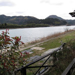 いけ活かに 竹林茶屋 - お店の裏は由良川が流れています。