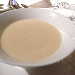 ホテルオークラ福岡 - 純白な百合根のクリームスープ　赤いクネルを浮かべて