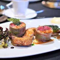 ガストロノミー ジョエル・ロブション - フランス産ピジョン フォアグラと合わせチリメンキャベツとベーコンでバロティーヌにし 小さなラヴィオリの入ったブイヨンを添えて