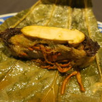茶禅華 - くぬぎ鱒と松茸 蓮の葉包み蒸し2