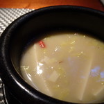 星期菜 白金 - ◆薬膳魚白湯スープ・・これ絶品でした。「クコの実」「椎茸」「白菜」「キノコ」などが入り、軽くピリ辛の味わいも。 前日からアラを１尾使用して作られたスープは、濃厚で旨みが凝縮しています。 中華でここまで美味しいスープを頂いたのは初めて。