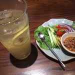 渋谷タイ料理 DaoThai yumyum AsianTableUDAGAWA - はちみつレモンサワー、お通し