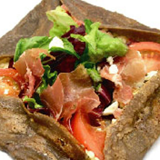 パルマ産生ハムとギリシャ産フェタチーズサラダ仕立てのガレット