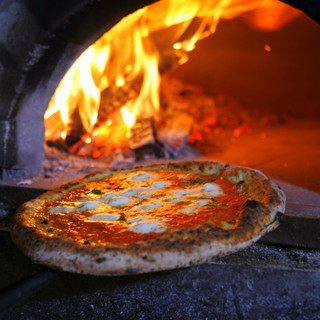 Fragrant pizza baked in a wood-fired oven starts from 1,100 yen!