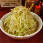 ラーメン二郎 - 少なめ ニンニク少し、野菜、カラメ