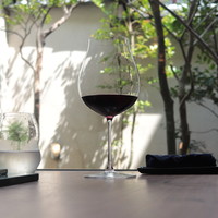 ヴェーナ - 内庭も素敵です♪赤：Il Colle Rosso di Montalcino 2015/Toscanaともに