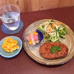 ジャム cafe 可鈴 - 【週替わりランチ(950円)】パンプキンサラダ(画像左)と大豆入りヘルシーバーグ