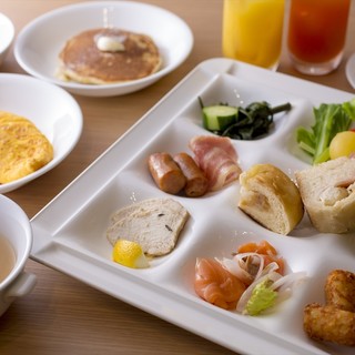 近隣農家の新鮮な野菜と焼きたてのパンを味わうモーニング