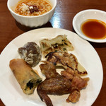 九龍城飯店　 - 食べ放題(¥999)+ドリンクバー(¥180) 点心・担々麺盛り付け例