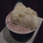 ジェラテリア アクオリーナ - 幸せな牛のミルク/アッローロの二種盛り