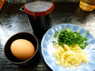 手打十段 うどんバカ一代 - 薬味＆生玉子＆醤油