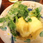 弥次兵衛 - 山菜のもみじがさの天ぷらさっくさく。 縄で縛っても崩れない五箇山豆腐の天ぷら最高！
