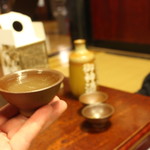 弥次兵衛 - 夜中の２時までおいしいお酒を飲みまくりました。こちら宿主さんにふるまっていただいた、どぶろくの上澄み。うまかった。風味が半端ないのだ。