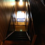 弥次兵衛 - １階から２階に続く階段。
