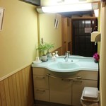 弥次兵衛 - 洗面台もきれい。