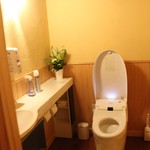 弥次兵衛 - こちら２階にある女子トイレ。ドアをあけた瞬間、便座のふたが開きます。以外とトイレは近代的。  ですが、とんでもない犯罪が発覚！ 仲間の１人の変なおじさんが、この女子トイレで、、、、大をしましたって。。。。。 