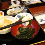 弥次兵衛 -  みそ汁の中にも縄で縛っても崩れない五箇山豆腐が入っていました。