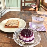 サンセット クッキーズ ジャスミン - 葡萄とミルクのゼリー 400円(税込)
      小豆とクランベリーのケーキ 180円(税込)