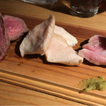 上田市肉バルFbar - サーロイン、鶏胸、豚ロース肉の三点盛り1.480円
