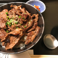 焼肉家 KAZU 神楽坂 - 名物のサガリ丼。
                トロトロの柔らかいお肉が最高に美味い