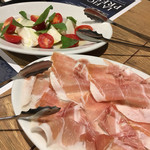 ラ フィーリア デル プレジデンテ - カプレーゼと生ハム